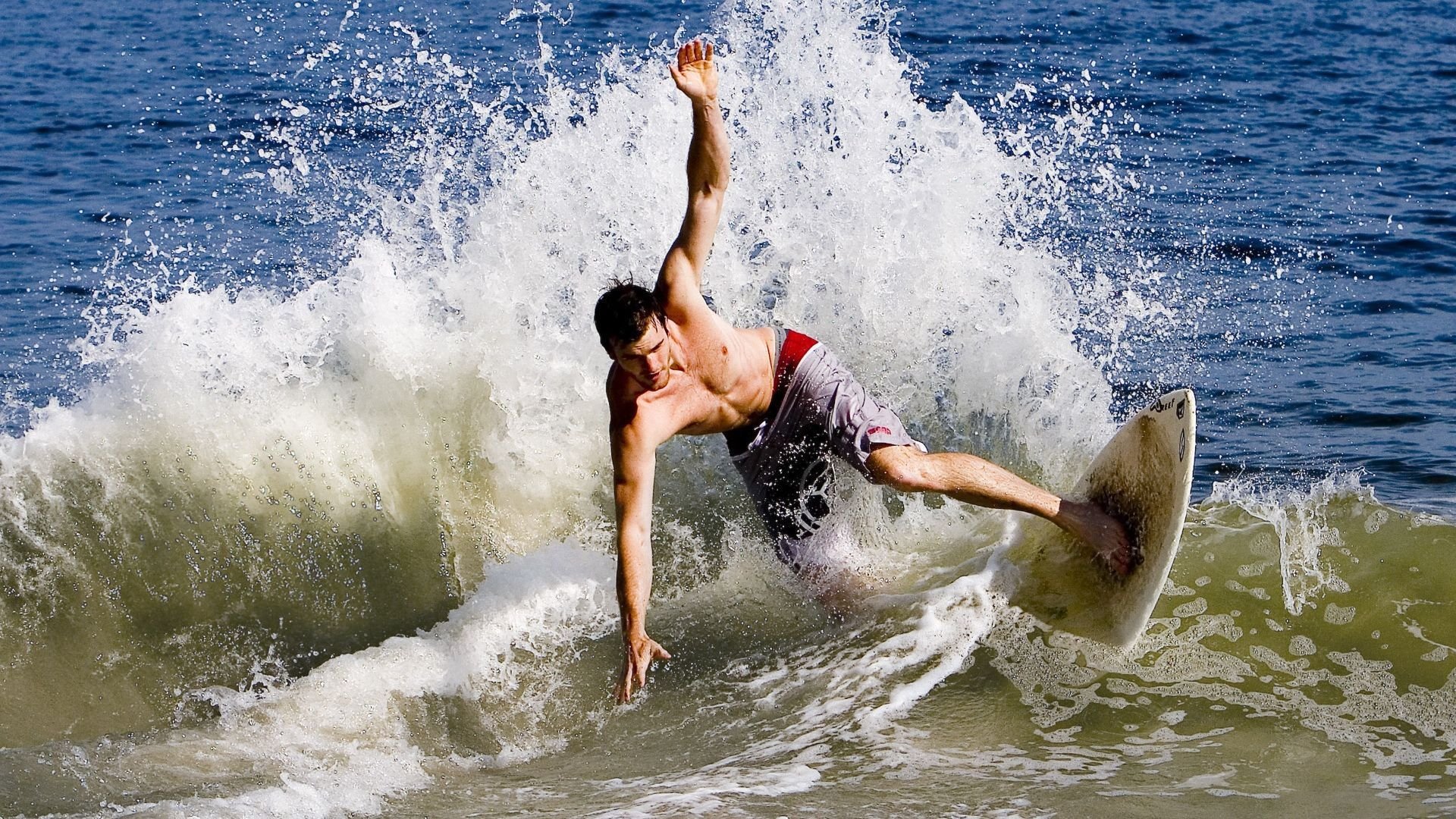 浓眉哥连续七场比赛得分势不可挡，独行侠挑战极限！